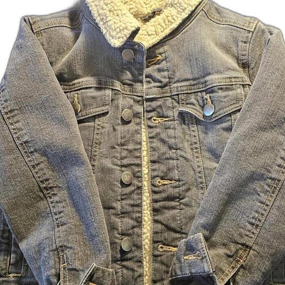 Stylish Denim Jacket with Sherpa Lining - Perfect for Cold Weather - Picture 1 of 5